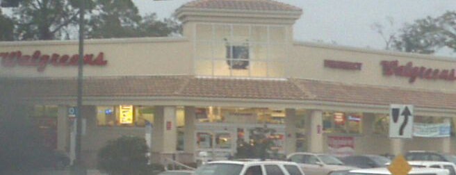 Walgreens is one of Lugares favoritos de Kris.