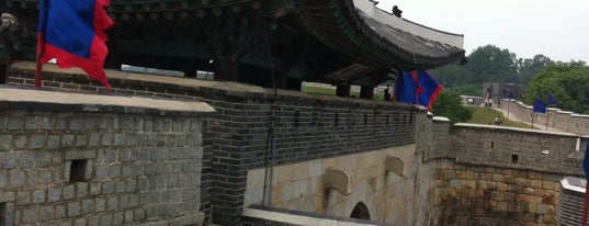 Changnyongmun (the East Gate) is one of Orte, die Je-Lyoung gefallen.