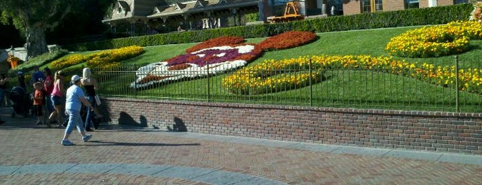 Disneyland Park is one of Entertainment.