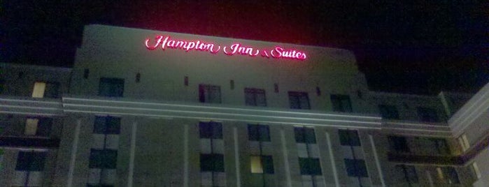 Hampton Inn & Suites is one of สถานที่ที่ Fernando ถูกใจ.