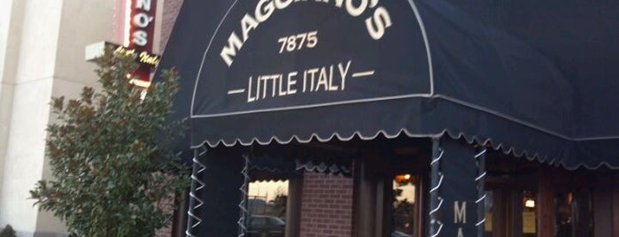 Maggiano's Little Italy is one of Locais curtidos por Walter.