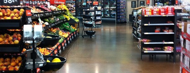 Walmart Supercenter is one of Tempat yang Disukai Neal.