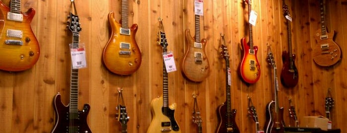 Guitar Center is one of Orte, die Caio gefallen.