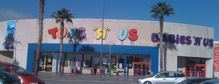 Toys"R"Us is one of Carlosさんのお気に入りスポット.