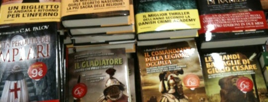 Mondadori is one of Lieux qui ont plu à alessandro.