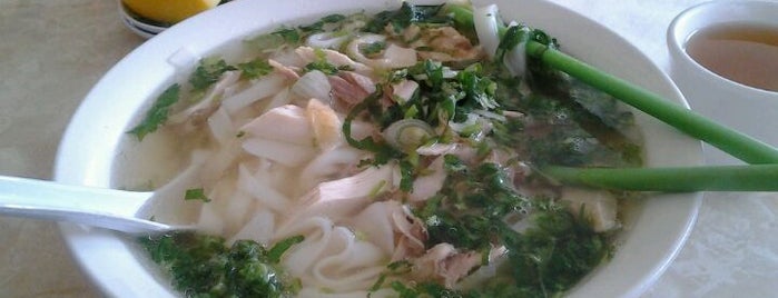 Turtle Tower Restaurant is one of Pho with Wide Rice Noodles! (河粉 "Hoh Fun").