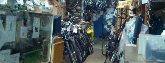 Pedal Pusher Bike Shop is one of Orte, die Joshua gefallen.