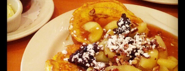 Apple Villa Pancakes Restaurant is one of Lugares favoritos de Josh.