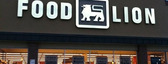 Food Lion Grocery Store is one of Tempat yang Disukai Curtis.