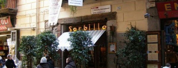 Pizzeria Sorbillo is one of Sertaç'ın Beğendiği Mekanlar.