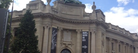Grand Palais is one of Great places on the Paris Marathon route.