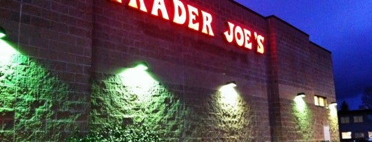Trader Joe's is one of สถานที่ที่ Julie ถูกใจ.