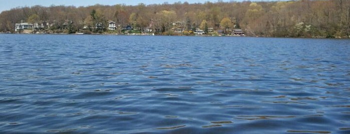 Coventry Lake is one of Lugares favoritos de Nadine.