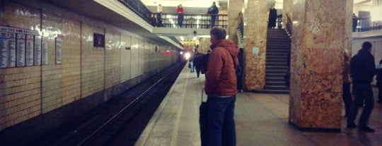 metro Komsomolskaya, line 1 is one of Метро Москвы.