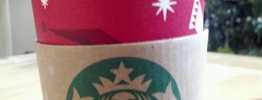 Starbucks is one of Lieux qui ont plu à Kelly.