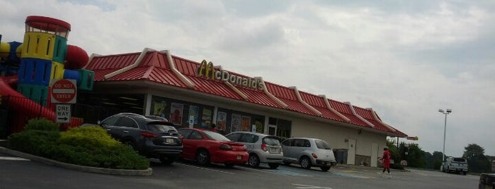 McDonald's is one of Locais curtidos por Claudia.