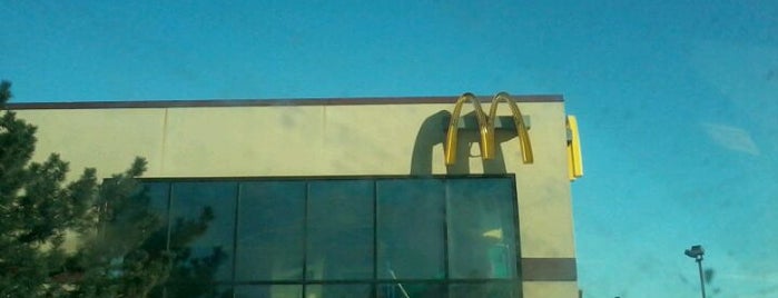 McDonald's is one of Lieux qui ont plu à Cherri.