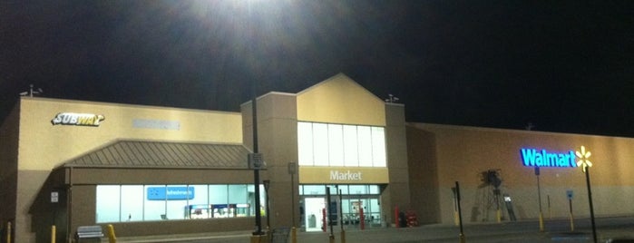 Walmart Supercenter is one of Tempat yang Disukai Latonia.