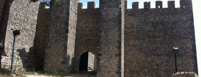 Castelo de Sesimbra is one of Tempat yang Disukai Tina.