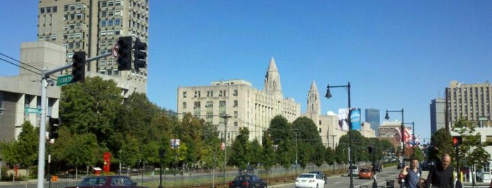 Бостонский университет is one of College Love - Which will we visit Fall 2012.