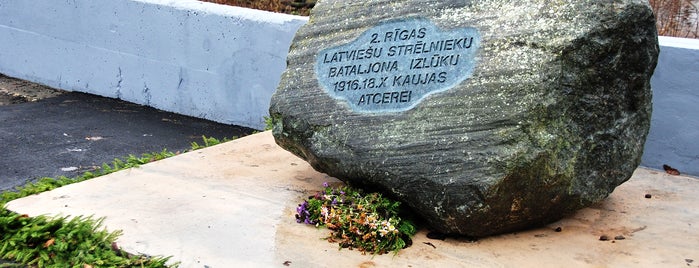 Piemiņas plāksne latviešu strēlniekiem Ogrē is one of Pieminekļi un piemiņas vietas.