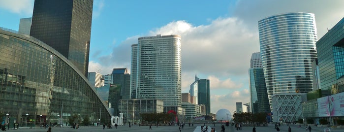 Parvis de la Défense is one of Île-de-France.