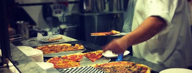 Secret Pizza is one of สถานที่ที่บันทึกไว้ของ Bekah.