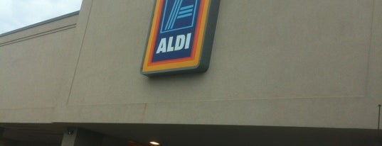Aldi is one of Lesleyさんのお気に入りスポット.
