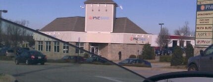 PNC Bank is one of สถานที่ที่ Fabian ถูกใจ.