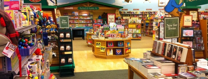 Barnes & Noble is one of Samahさんのお気に入りスポット.