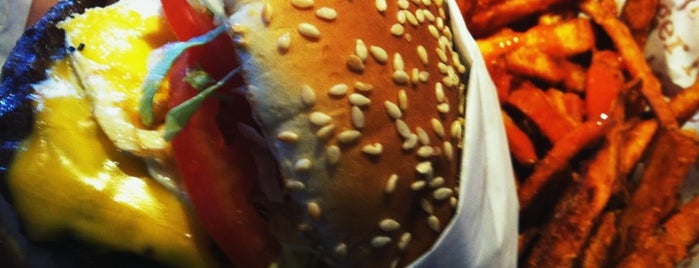Red Robin Gourmet Burgers and Brews is one of Eve'nin Beğendiği Mekanlar.
