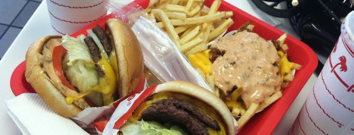 In-N-Out Burger is one of สถานที่ที่ Denette ถูกใจ.