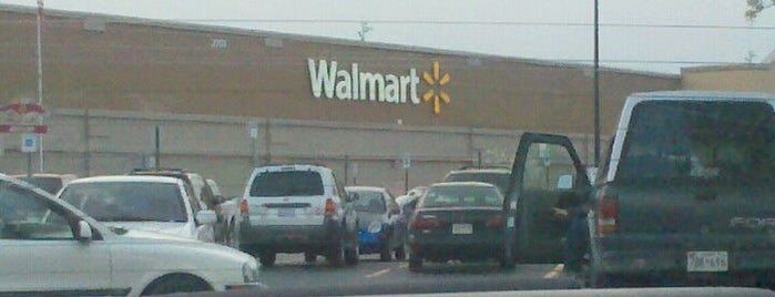Walmart Supercenter is one of สถานที่ที่ Dawn ถูกใจ.