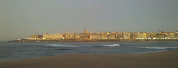 Playa de Riazor is one of Coruña en un dia.