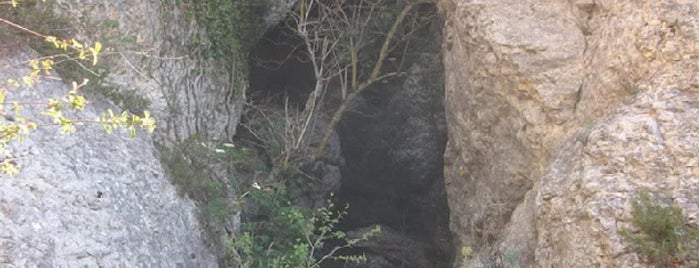 Cueva de los Raposos o Paso del Agujero del Concejo de Ollobarren Valle de Metauten en Navarra is one of Ollobarren - Valle de Metauten - Navarra.