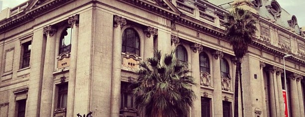 Biblioteca Nacional de Chile is one of สถานที่ที่บันทึกไว้ของ Fabio.