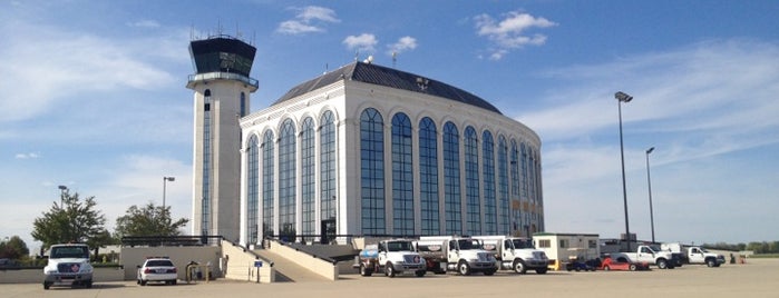 DuPage Airport (DPA) is one of Tempat yang Disukai Chris.