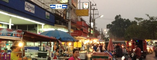 Chiang Mai Gate is one of Lugares favoritos de Masahiro.