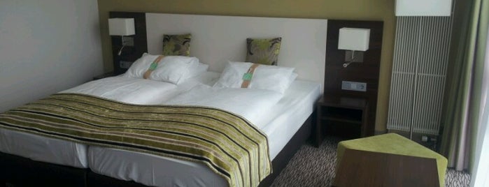 Holiday Inn is one of Tempat yang Disukai Mujdat.