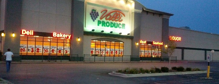 Valli Produce is one of สถานที่ที่ Mark ถูกใจ.