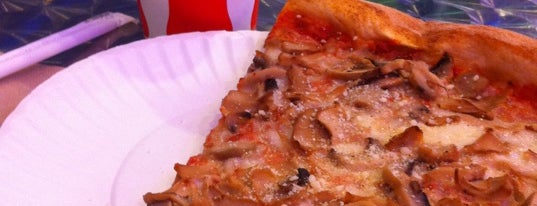 Don Pepi Pizza is one of Lugares favoritos de Nina.