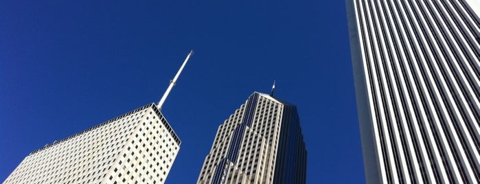 Aon Center is one of Chicago's tall buildings.