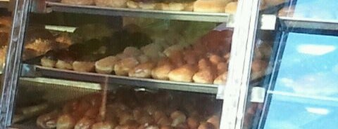 Tyler's Donut House is one of Lugares favoritos de Erik.