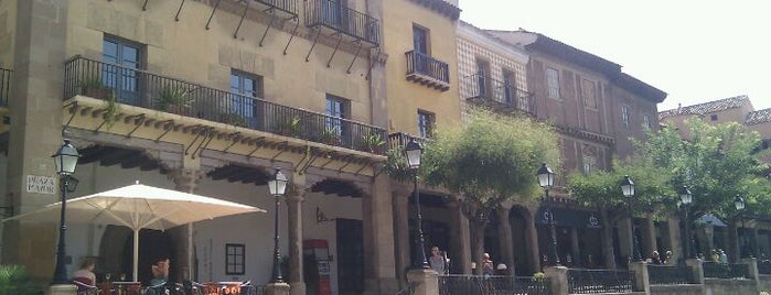 Pueblo Español is one of Castillos y museos.