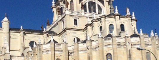 Almudena Cathedral is one of Visitas sin falta.