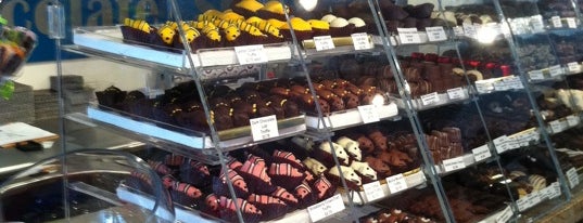 Sharona's Chocolate Shop is one of jenni'nin Beğendiği Mekanlar.