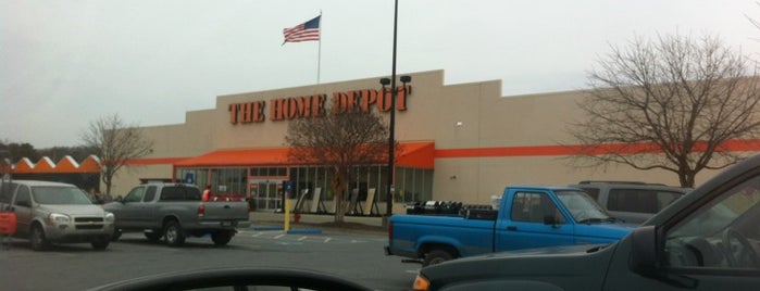 The Home Depot is one of สถานที่ที่ Kelly ถูกใจ.