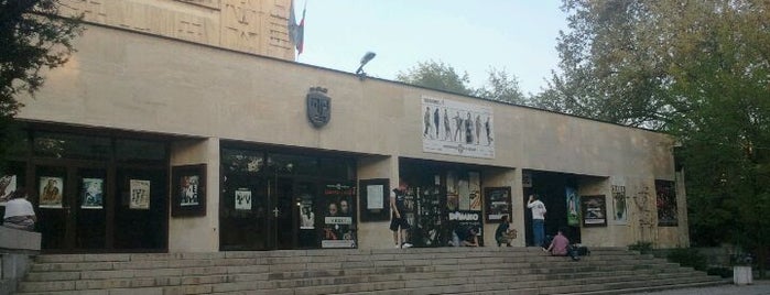 Театър София (Sofia Theatre) is one of สถานที่ที่ Eva ถูกใจ.