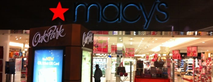 Macy's is one of Orte, die Holly gefallen.