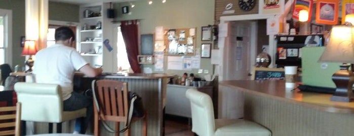 Genuine Joe Coffeehouse is one of Lugares favoritos de Divya.